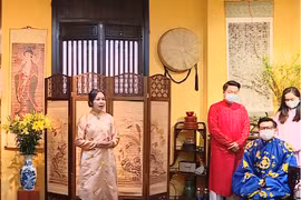 Presentan modelo antiguo de Ao Dai a los embajadores vietnamitas 
