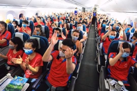 Más de 300 estudiantes de medicina de Hanoi se unen a la lucha contra el COVID-19 en Binh Duong