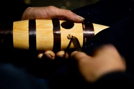 Arte de hacer instrumento musical tradicional de los Mong en Ha Giang