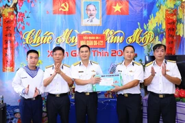 Brindan sabor del Tet a oficiales de plataforma DK1
