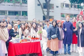 Estudiantes extranjeros experimentan ambiente del Año Nuevo Lunar en Vietnam