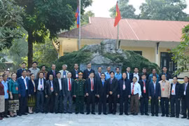 Delegación laosiana visita zona de reliquia en Hoa Binh