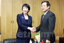 El ministro de Información y Comunicación de Vietnam, Nguyen Bac Son, y la titular japonesa de Asunto Interior y de Comunicación, Sanae Takaichi (Fuente: VNA)