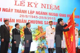 Diplomacia vietnamita honrada con Orden de Estrella Dorada