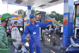  Reducen precio de gasolina en Vietnam