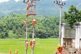 Más aldeas remotas de Son La conectadas a red eléctrica