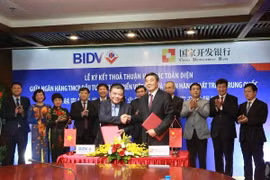 Bancos vietnamita y chino firman contrato crediticio