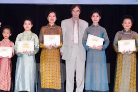  Entregan becas Vallet a estudiantes en centro de Vietnam