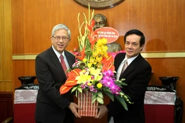 Recibe dirigente vietnamita a delegación de iglesia cristiana