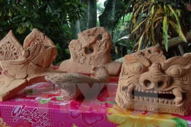 Descubren en Vietnam nuevos objetos del palacio real perdido