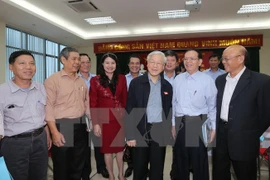 Líder partidista mantiene contacto con electores de Hanoi