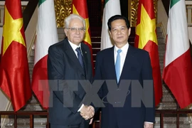 El primer ministro vietnamita, Nguyen Tan Dung, recibe en hanoi al presidente italiano, Sergio Mattarella