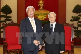 El secretario general del Partido Comunista de Vietnam, Nguyen Phu Trong recibe al ministro japonés de defensa, Gen Nakatani