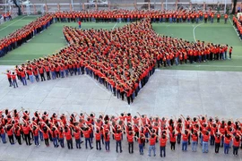 Miles de jóvenes crean “bandera humana” del país 