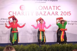  Vietnam en feria caritativa de misiones diplomáticas en Singapur