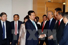 Primer ministro vietnamita dialoga con empresarios singapurenses