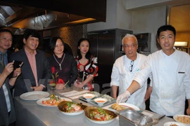 El embajador Le Huy Hoang y los mejores cocineros del hotel Hyatt en Dubai, Ma Khi Tan y Duong Bao Son (Fuente: VNA)