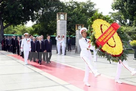 Rinden tributos dirigentes vietnamitas a Ho Chi Minh y héroes caídos
