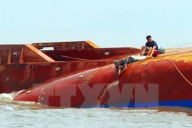 Recuperan dos supuestos restos de víctimas de barcos accidentado