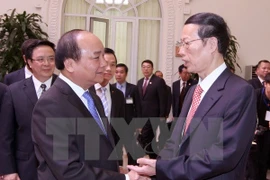 El viceprimer ministro de Vietnam Nguyen Xuan Phuc y su homólogo chino Zhang Gaoli (Fuente: VNA)