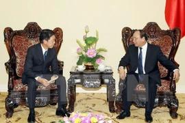El viceprimer ministro Nguyen Xuan Phuc recibió al viceministro parlamentario de Asuntos Internos y Comunicaciones de Japón Youji Mutou (Fuente: VNA)