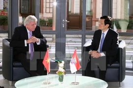 El presidente de Vietnam, Truong Tan Sang, y el ministro-presidente de Hessen, Volker Bouffier