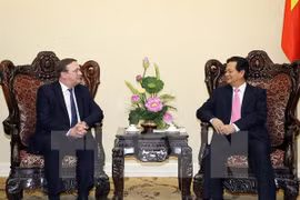 El l primer ministro Nguyen Tan Dung recibe al embajador de Budapest en Hanoi, Csaba Ory (Fuente: VNA)
