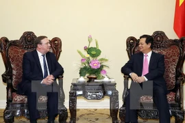 El l primer ministro Nguyen Tan Dung recibe al embajador de Budapest en Hanoi, Csaba Ory (Fuente: VNA)