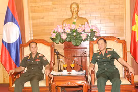 Vietnam y Laos intercambien experiencias sobre política militar