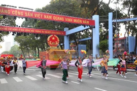 Gran desfile artístico en aniversario 70 de Fiesta Nacional