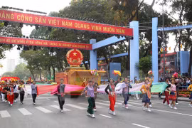 Gran desfile artístico en aniversario 70 de Fiesta Nacional