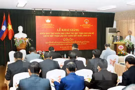 Vietnam y Laos promueven cooperación en formación del personal
