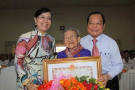 Honran a madres heroínas vietnamitas en Ciudad Ho Chi Minh