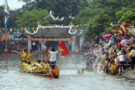 Tradicional regata de la aldea Dam
