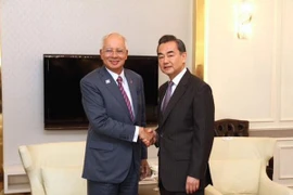 El premier malasio Najib Razak y el canciller chino Wang Yi (Funete: twitter)