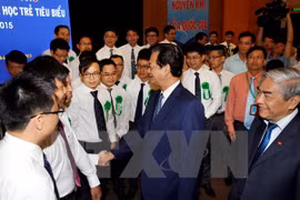  Premier dialoga con destacados científicos jóvenes