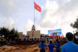  Inaugurada asta de bandera en extreme noreste de Vietnam