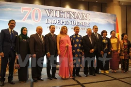 El jefe de la misión diplomática del país indochino en Nueva Delhi, Ton Sinh Thanh, y los visitantes en la ceremonia (Fuente: VNA)