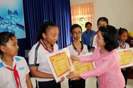 Caminata en Ciudad Ho Chi Minh por estudiantes pobres