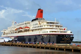 Barco de jóvenes sudesteasiáticos llega a ciudad vietnamita