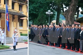 Izamiento de bandera de ASEAN en saludo de Comunidad de bloque en Vietnam