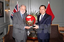 El viceprimer ministro Vu Van Ninh se reunió en Londres con el enviado comercial británico, lord David Puttnam Terence (Fuente: VNA)