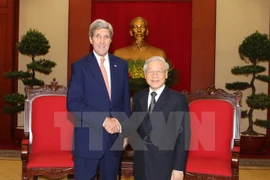 El secretario general del Partido Comunista de Vietnam, Nguyen Phu Trong, y el jefe de la diplomacia estadounidense, John Kerry (Fuente:VNA)