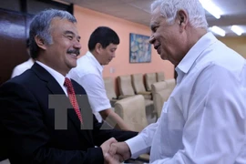 Rolando Alfonso, jefe del Departamento Ideológico del Partido Comunista de Cuba, y Nguyen Hoai Duong subdirector general (Fuente:VNA)