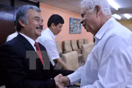 Rolando Alfonso, jefe del Departamento Ideológico del Partido Comunista de Cuba, y Nguyen Hoai Duong subdirector general (Fuente:VNA)