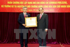  Ministro laosiano condecorado con Orden de Independencia de Vietnam