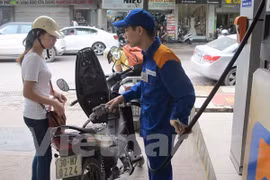 Continúa reducción de precios de combustibles en Vietnam