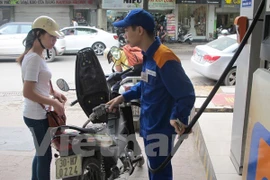 Continúa reducción de precios de combustibles en Vietnam