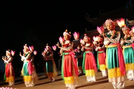 Artistas de Hanoi con esfuerzos para conservar danzas antiguas