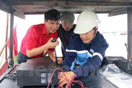 Entregan equipos de radiocomunicaciones para pescadores vietnamitas